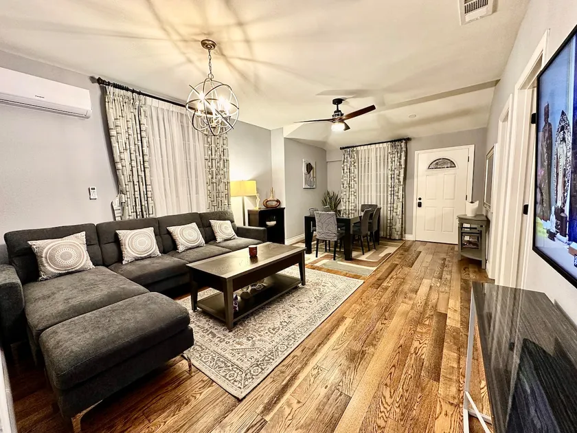 Walk to USC, Coliseum & BMO | 3BR + Parking - Image 1
