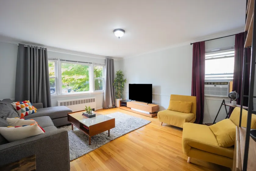 3bedroom APT with balcony & free street parking - Image 1