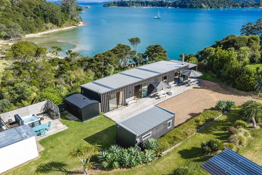 Wharetana Bay Villa with private walkway to beach! - Image 1