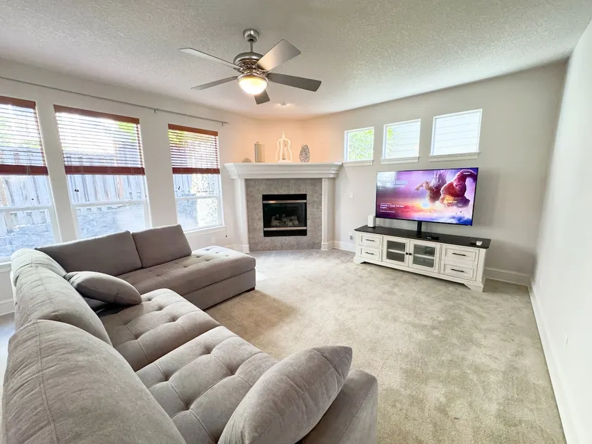 Spacious 5 Bedrooms, 7 beds | Sleeps Large Groups - Image 1
