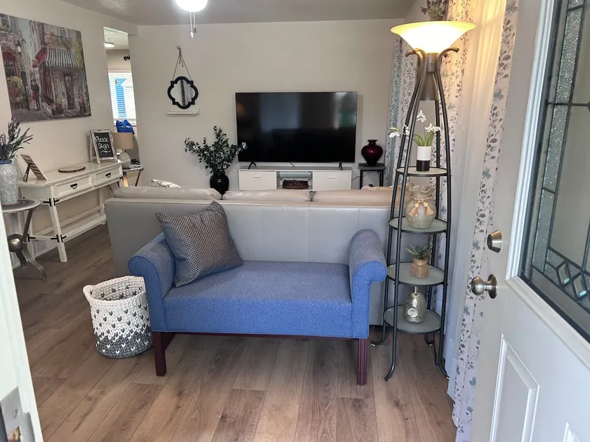 Modern Elegant 3 Bedroom Home - Image 1