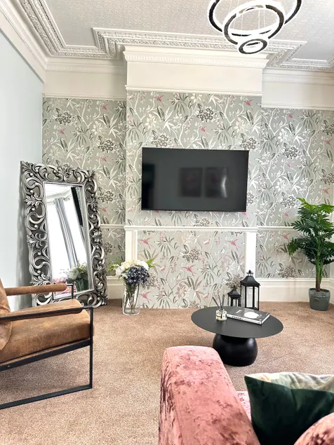 Luxe 4BR Retreat - Image 1