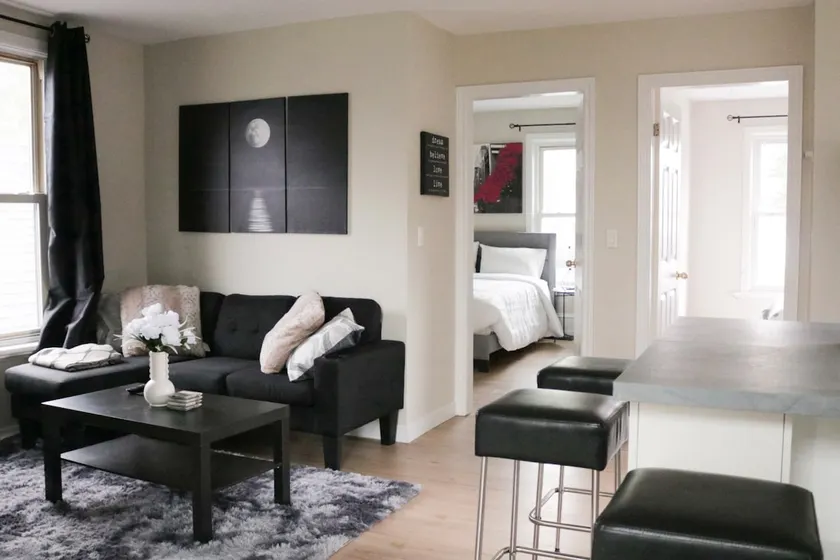 Cozy 2 BDR Suite w. Parking - Close to Downtown - Image 1
