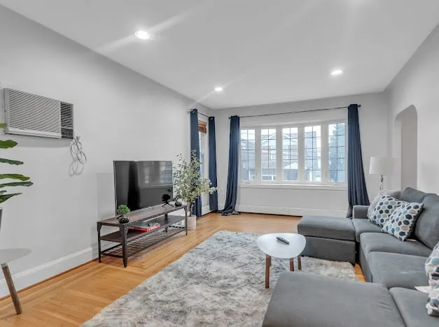 3BR Home Near NYC & MetLife| Private|Spacious Home - Image 1