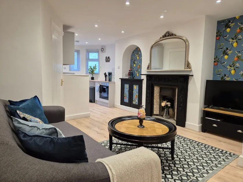 Dog-Friendly Basement Apartment with Garden - Southsea, Portsmouth #26a - Image 1
