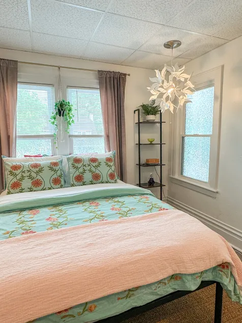 Clean & Convenient Stay| Minutes to Downtown - Image 1