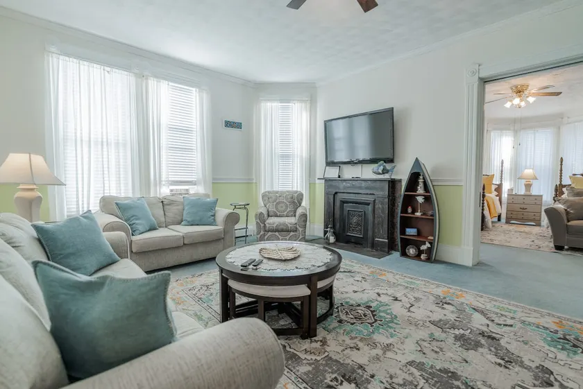 Stay in Style! Family Getaway by the Erie Shores - Image 1