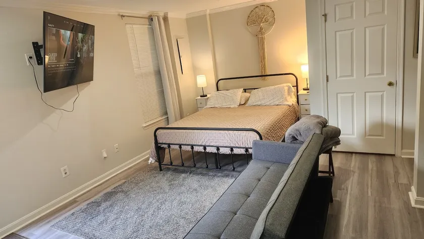 Private Basement near Airport (9 mins) - Image 1
