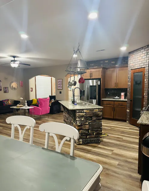 Stylish 5BR Retreat w/ Hot Tub & Mt Rainier View! - Image 1