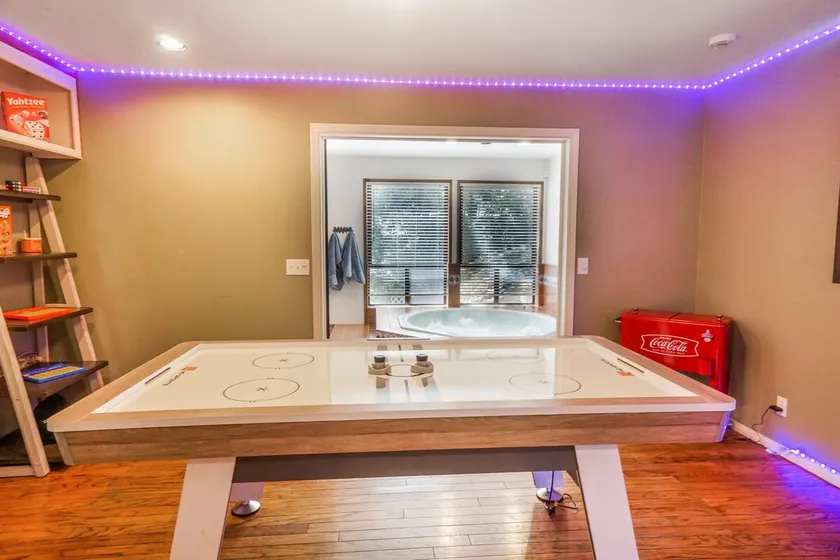 Treetop Lake Greogory Jacuzzi & Hocky Table-Pet - Image 1