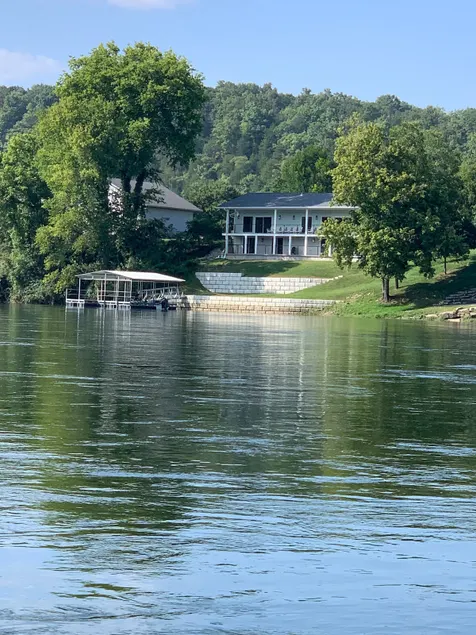 White River Retreat, steps from the water! - Image 1