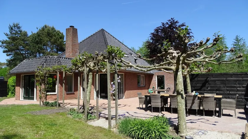 Villa with pool and wellness - Image 1