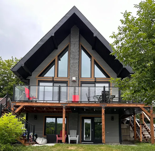 L'Ensoleillé, Lakefront, Skiing - Image 1