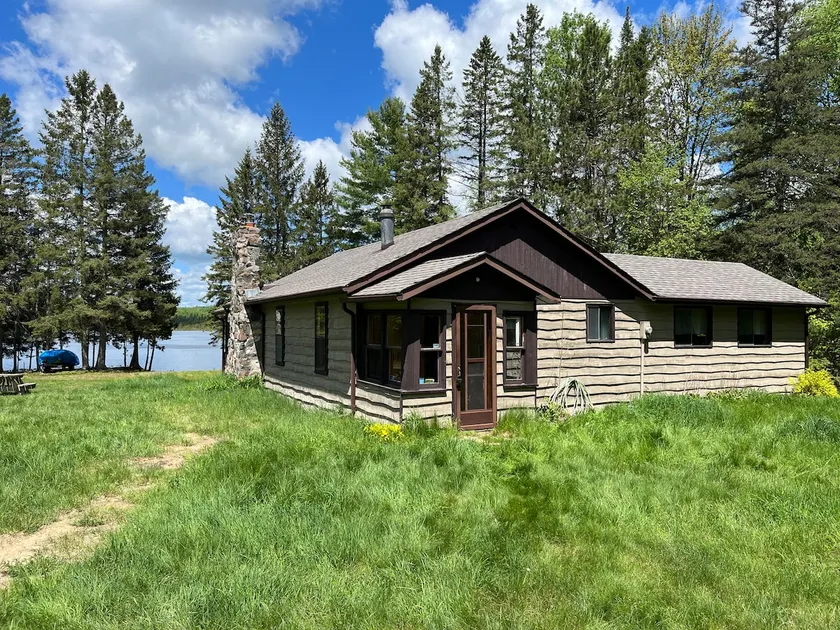 Serene Lakeview Cottage - Image 1