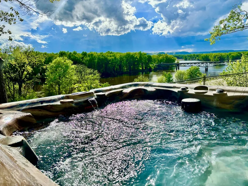 Eagles Nest Hideaway w/outdoor hot tub - Image 1