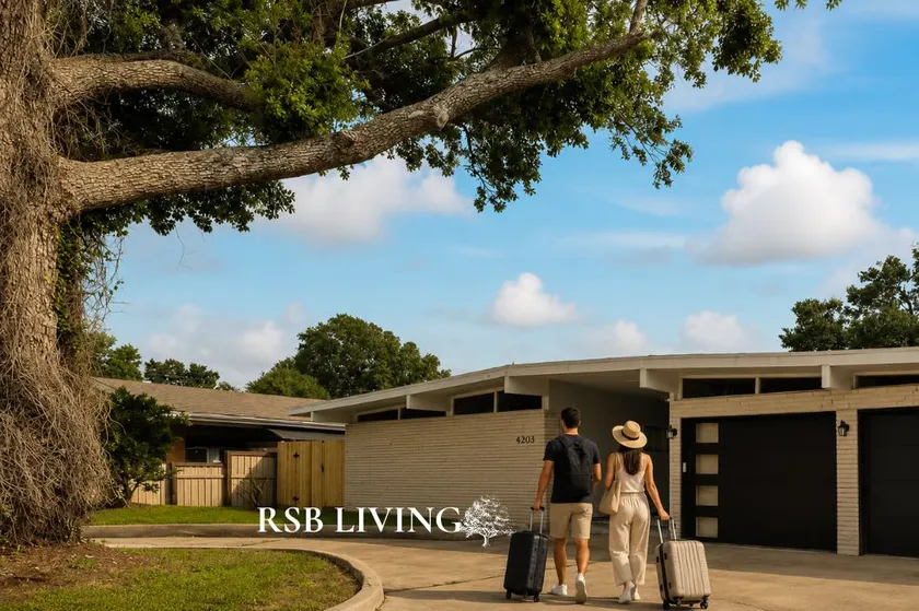 Newly Renovated 6BR 3BA Port Arthur Holiday Home with Hot Tub - Image 1