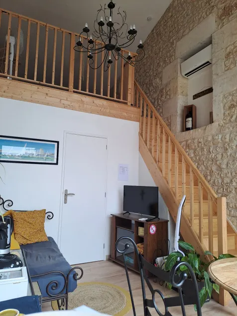 The spacious yellow cottage, the barn - Image 1