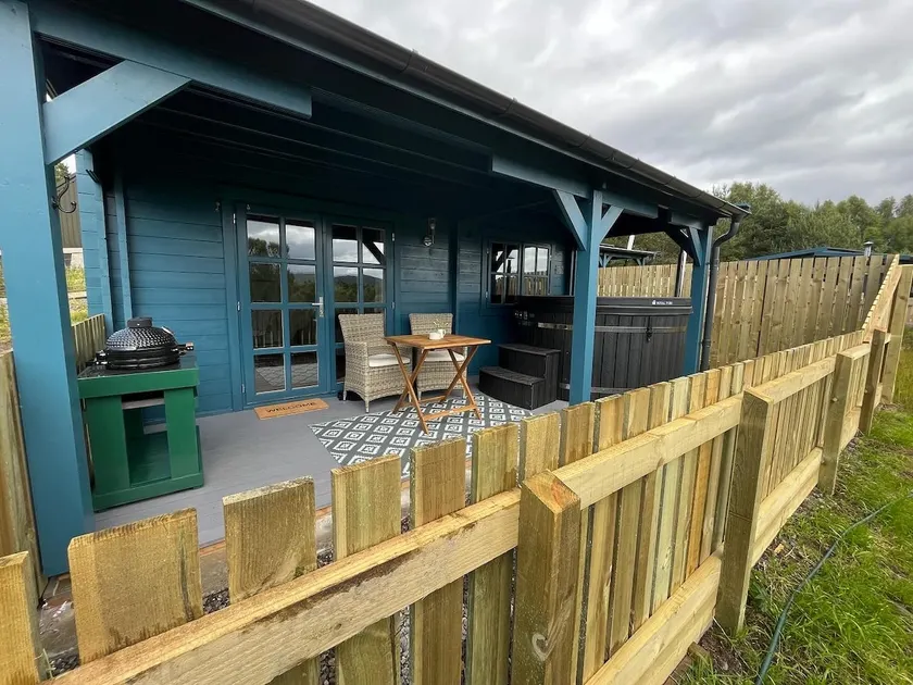 Highland cabin - relaxing hot tub - Image 1