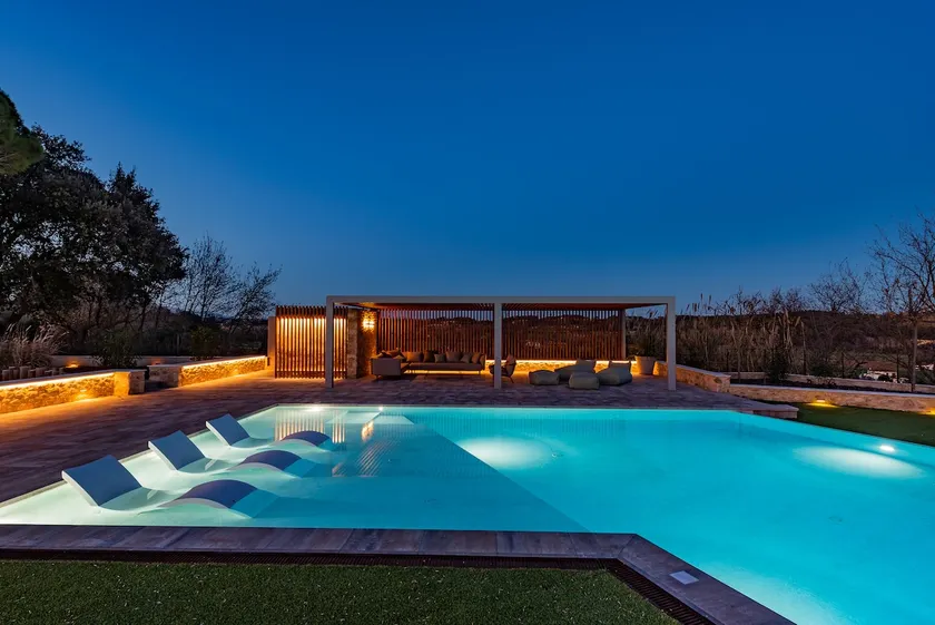 Luxurious Villa with Views and Infinity Pool - Image 1