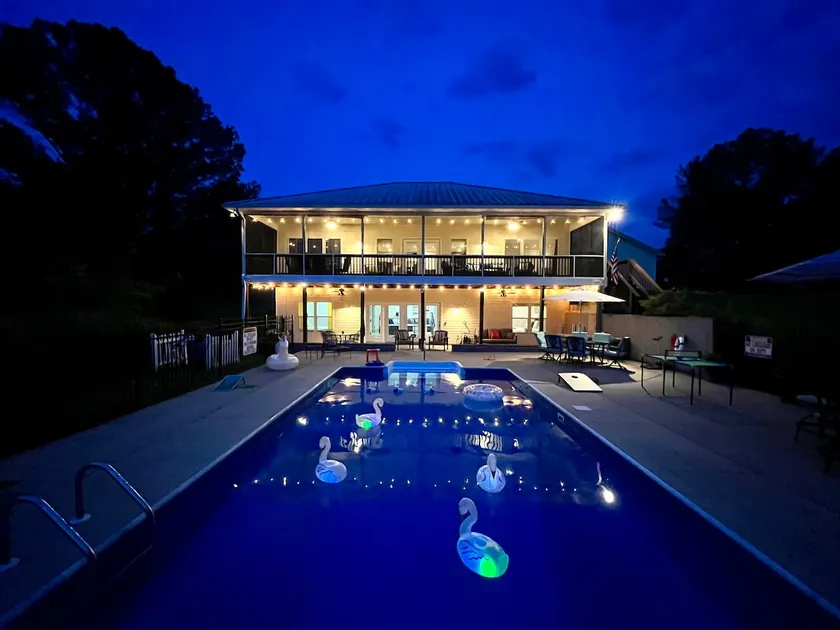 Private Pool-Diving Board, Dock, Kayak & Game Room - Image 1