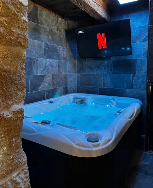 Romantic Getaway with Private Jacuzzi in Uzès - Image 1