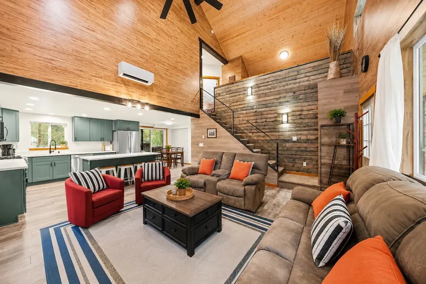 Luxury Chalet w/ HotTub-Sauna-Gym-EVCharging-AC-WiFi - Image 1