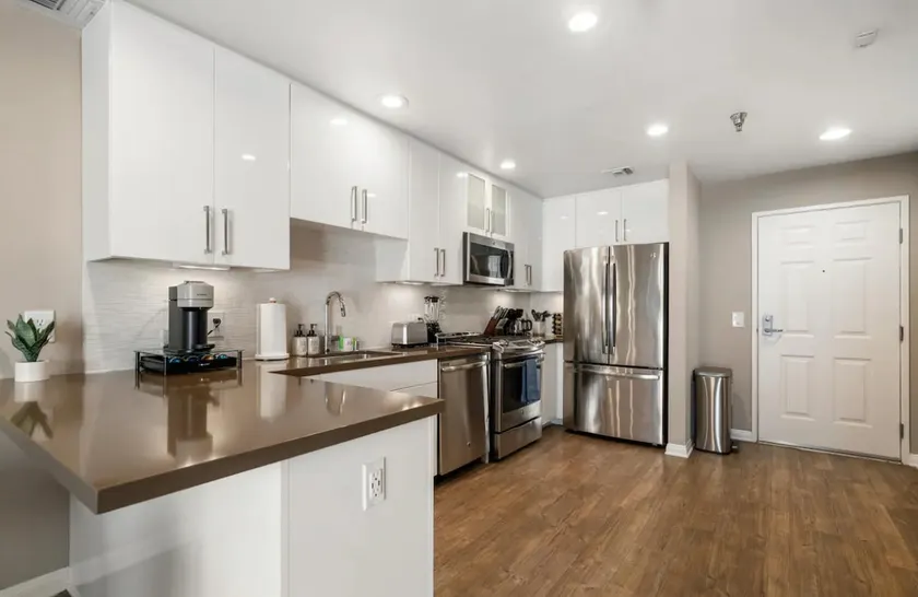 Modern 2 story retriet ocean 2 bd apt SM - Image 1