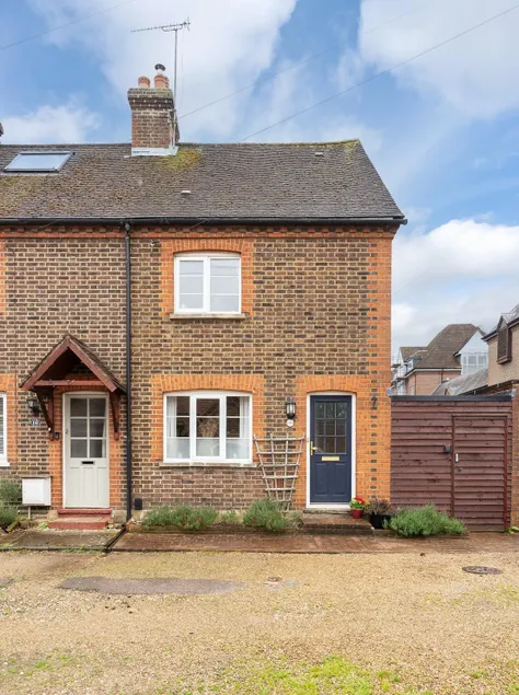 Quaint 3 bed Cottage in central Dorking with parking - Image 1