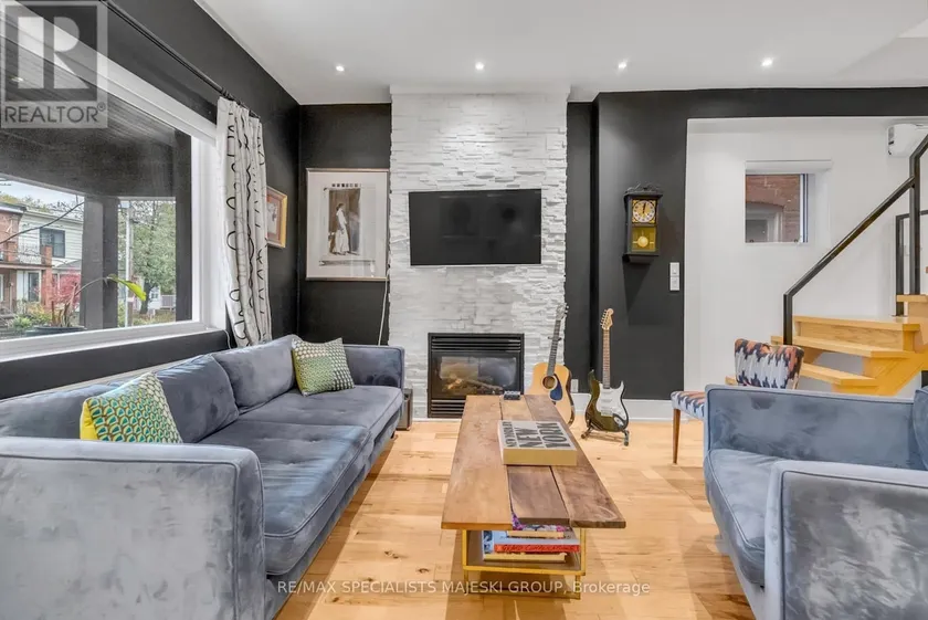 Bright and spacious Victorian. Central location. - Image 1