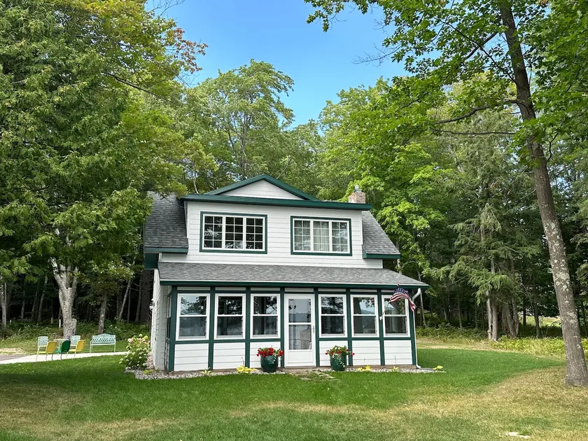 Lakeside Cottage with sand beach & fireplace! - Image 1