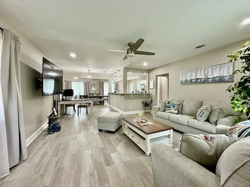 Cozy Home Modern Interior Near The Golden Isles GA - Image 1