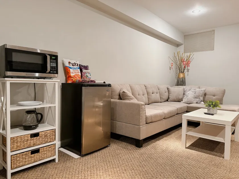 Private entrance, 1 bed/1 bath in walkout basement - Image 1