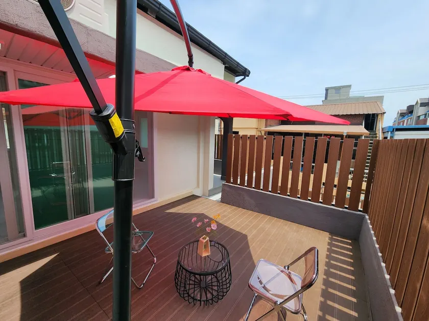 2nd-Floor Suite Ganseong House, Pohang (5-Minute Walk from Jukdo Market, Yeongildae-Songdo Beach, Right in Front of Parking Lot) - Image 1