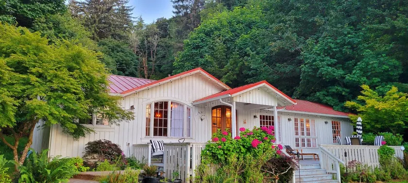 Dreamy Lakeside Hideaway-Boat-access only - Image 1
