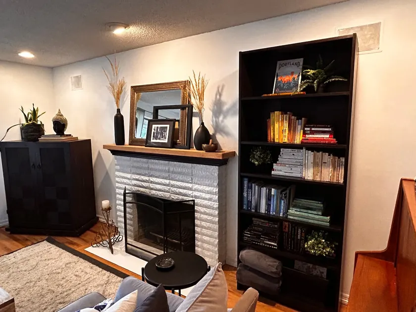 The Redwood House 2.0 Safe Cozy 2BR Pet Friendly - Image 1