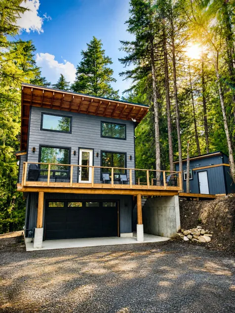 Custom Cabin: Prime location, hot tub & more - Image 1