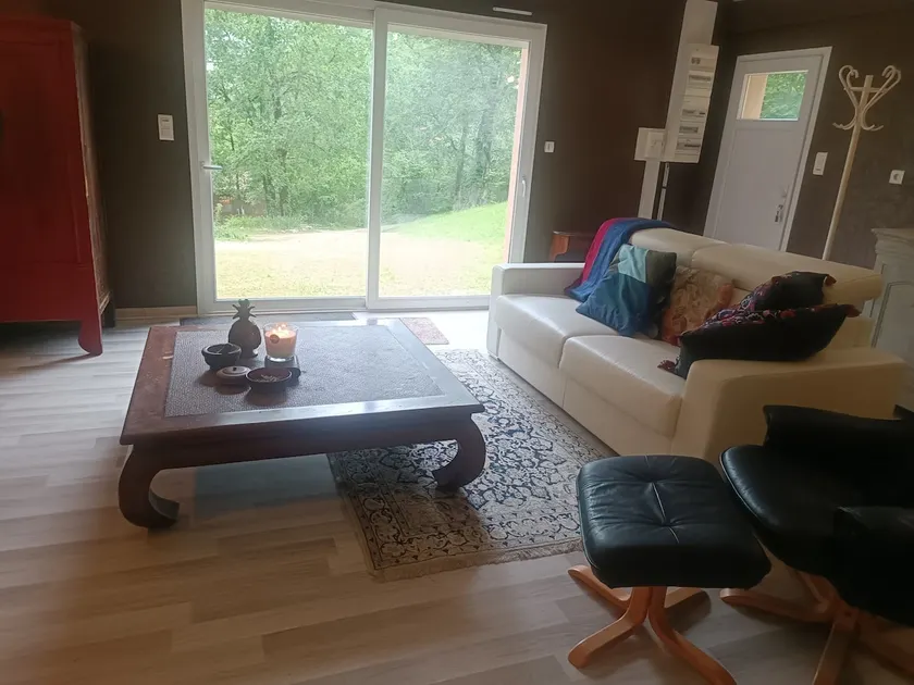 Charming spacious apartment in a quiet area. - Image 1
