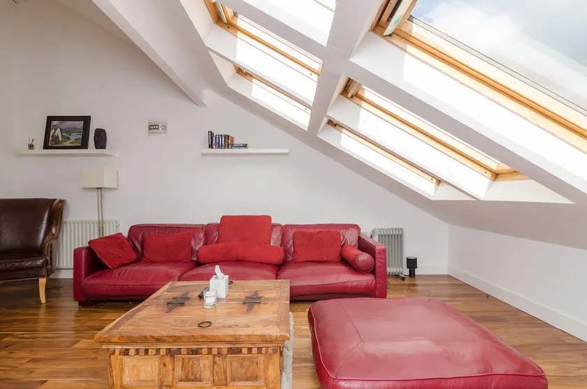 Spacious Top Floor Apartment city bound - Image 1