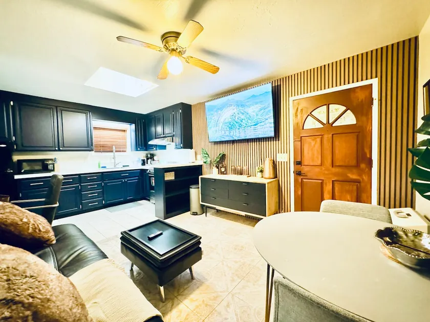 Modern 1BR Urban Stay | Kitchen + Parking - Image 1
