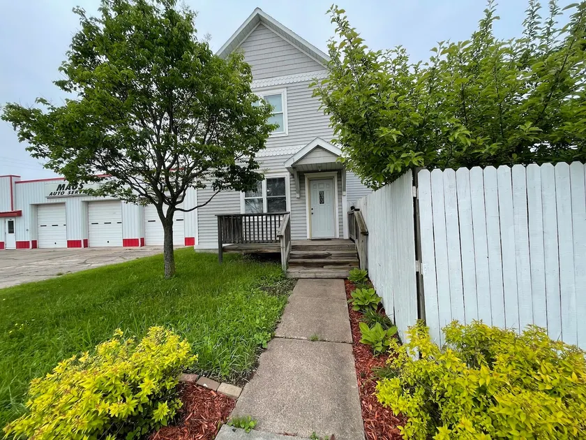 Walk to Lake Superior trail. 3bed 2 bath with loft - Image 1