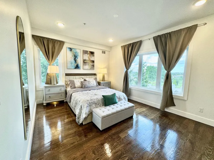 Designer 3BR Near NYC & MetLife | Free Parking - Image 1