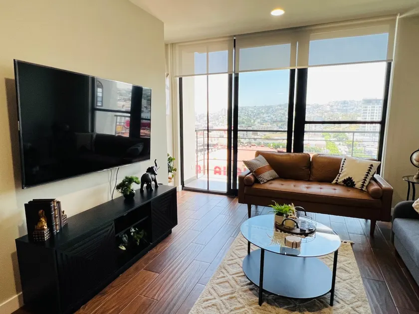 Cozy Luxurious 2BD/2BA Downtown - Image 1