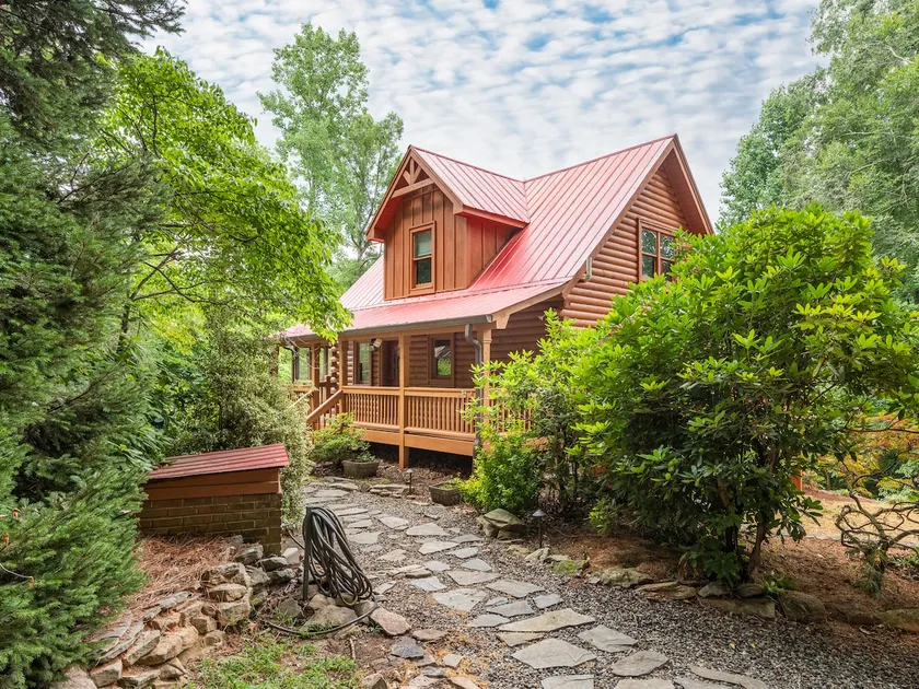 Cozy lake Norman log cabin - Image 1