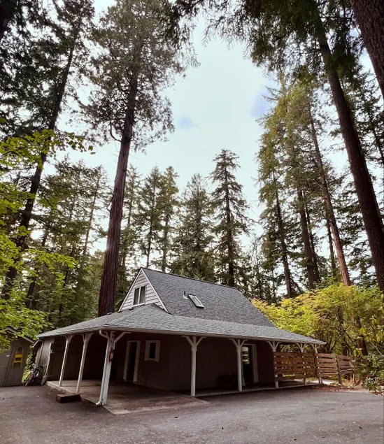 Cozy Riverside Cottage on Oregon’s McKenzie River - Image 1