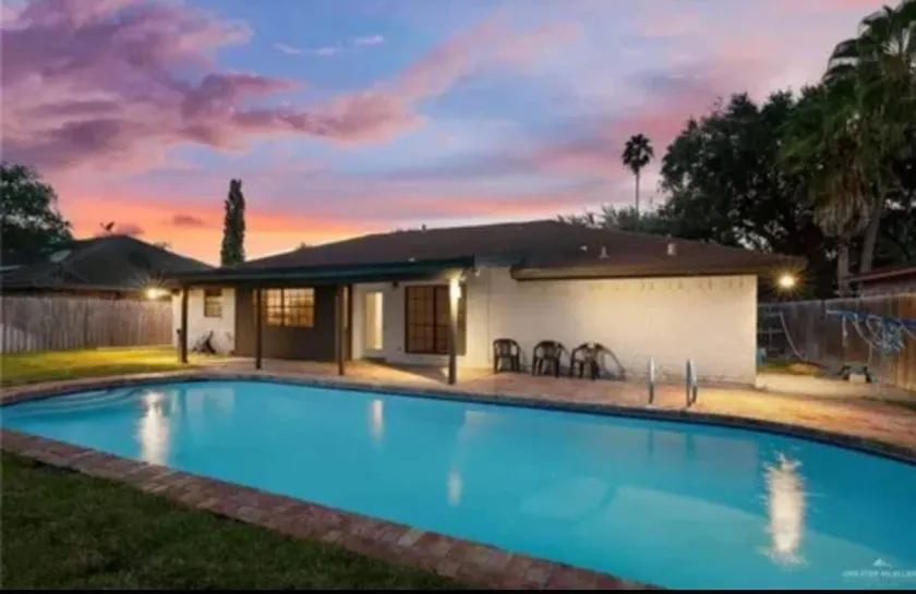 Spacious Retreat with Large Pool - Ideal Getaway - Image 1