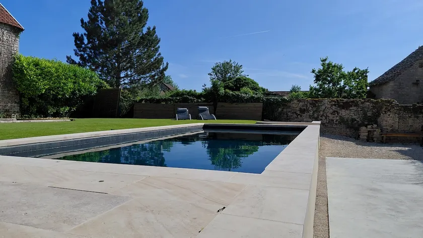 Group house with pool in Burgundy - Image 1