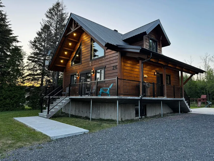 Chalet with hot tub in Lac-St-Jean | Outdoor nature - Image 1