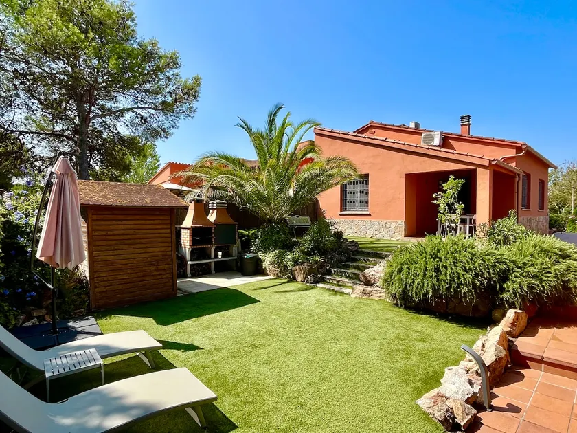 400m beach. Garden, BBQ, swimming pool…up to 8 people - Image 1
