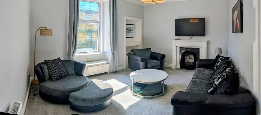 Beautiful spacious apartment in town centre - Image 1
