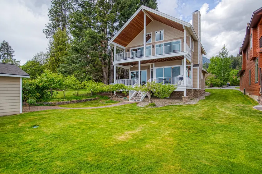 Lakefront home with kayaks, dock, WiFi - Image 1
